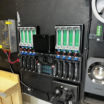 Giá đỡ treo tường 21700 cho bộ test pin 18650 8 kênh