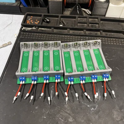 Giá đỡ treo tường 21700 cho bộ test pin 18650 8 kênh