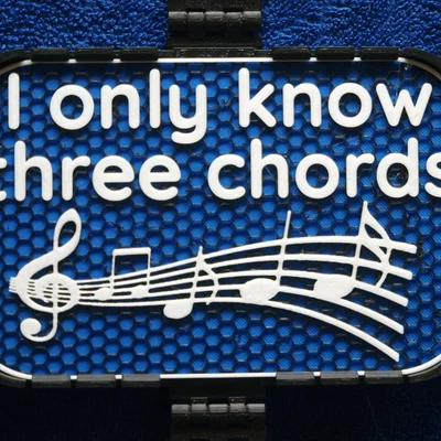 Bảng hiệu "Only Know Three Chords" (Chỉ biết 3 hợp âm)