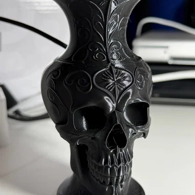 Bình hoa trang trí họa tiết đầu lâu Gothic