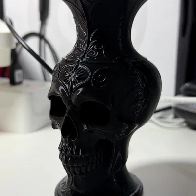 Bình hoa trang trí họa tiết đầu lâu Gothic