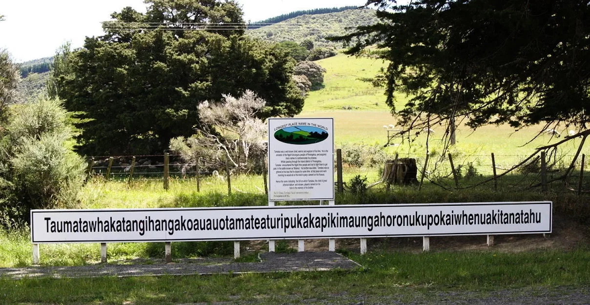 Nam châm dán tủ lạnh hình biển tên Taumata Hill, New Zealand - Image 1
