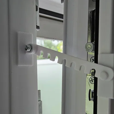 Khóa chặn cửa sổ thông minh có thể điều chỉnh