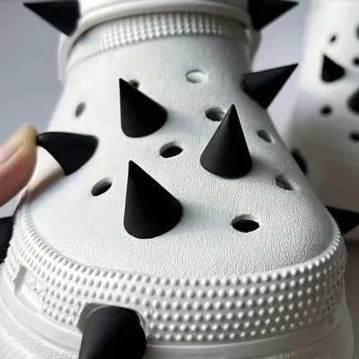 Phụ kiện đinh gai 3D cho giày Crocs - Tự tay tạo phong cách cá tính