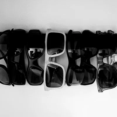 Móc treo kính mát dán tường thông minh (Sunglasses Hanger)
