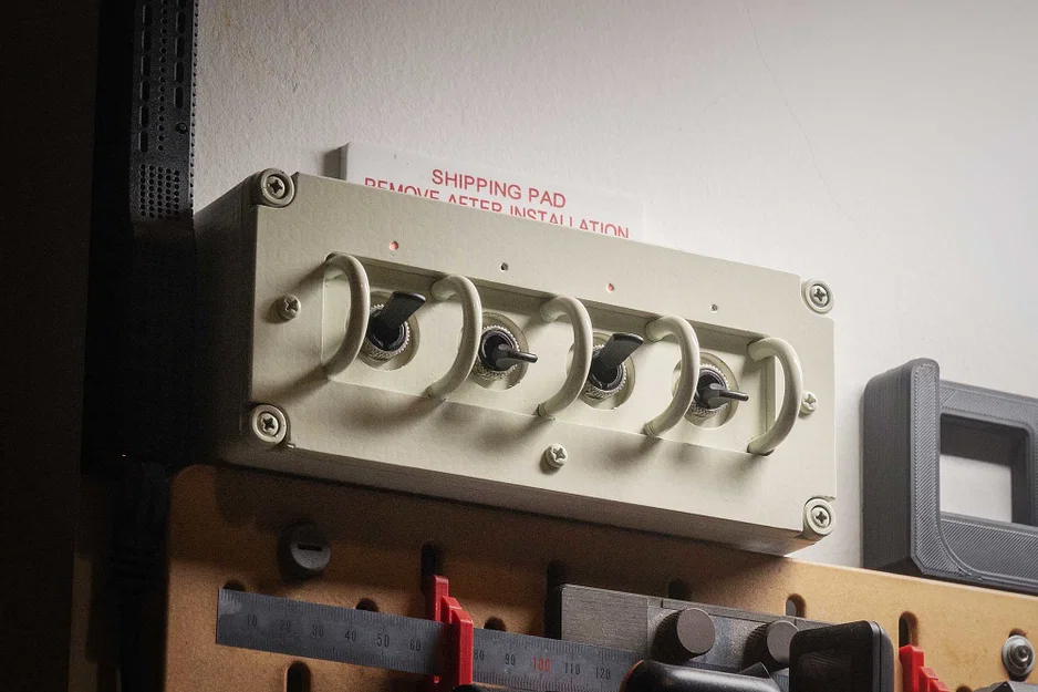 Bảng công tắc 4 kênh phong cách tàu vũ trụ cổ điển (Retro Spacecraft Switch Panel) - Image 1