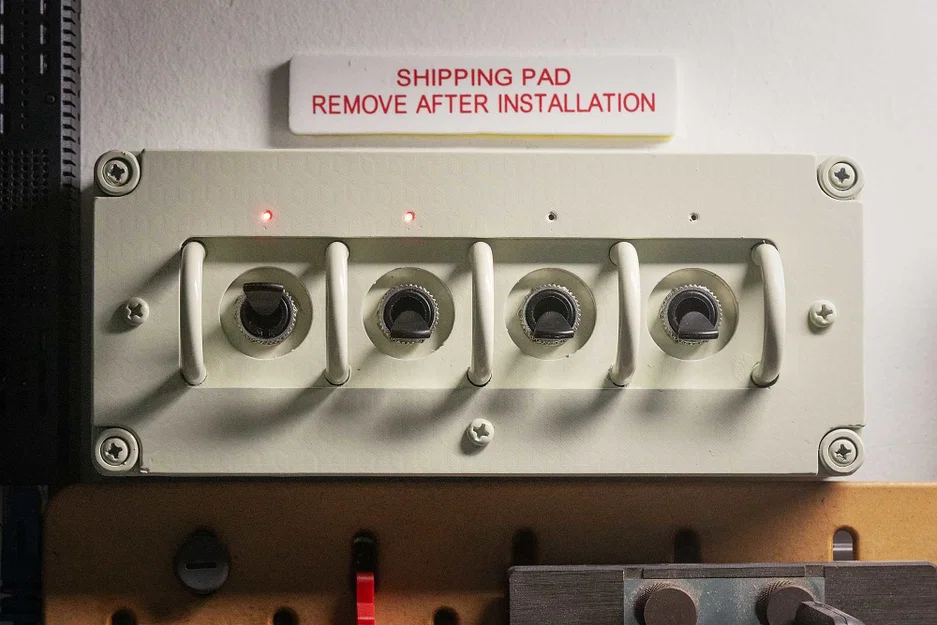 Bảng công tắc 4 kênh phong cách tàu vũ trụ cổ điển (Retro Spacecraft Switch Panel) - Image 2